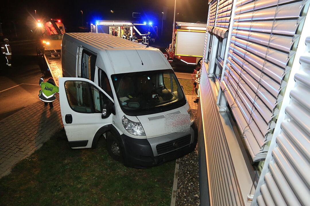 Transporter durchbricht Zaun