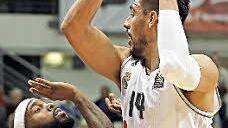 Gustavo Ayon (mit Ball, hier gegen Tyrese Rice) lieferte gegen Khimki eine perfekte Vorstellung ab. Der mexikanische Center verbuchte beim 93:82-Auswärtssieg von Real Madrid in Moskau 24 Punkte und 13 Rebounds.  Foto: dpa