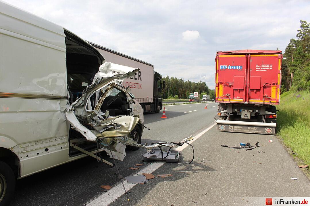 Transporter kollidiert mit Lkw auf der A9 - Kradfahrer stürzt