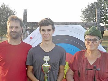 Michael Greubel (links) zeichnete die Robin Hood 2016 des Schützenvereins Eltingshausen, nämlich Felix Marius Greubel (Mitte) bei der Jugend und Hedwig Simon bei den Erwachsenen, aus. Foto: Stefan Geiger