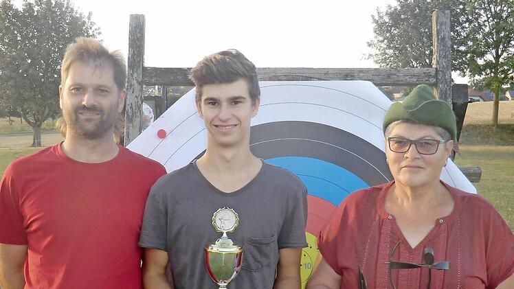 Michael Greubel (links) zeichnete die Robin Hood 2016 des Schützenvereins Eltingshausen, nämlich Felix Marius Greubel (Mitte) bei der Jugend und Hedwig Simon bei den Erwachsenen, aus. Foto: Stefan Geiger