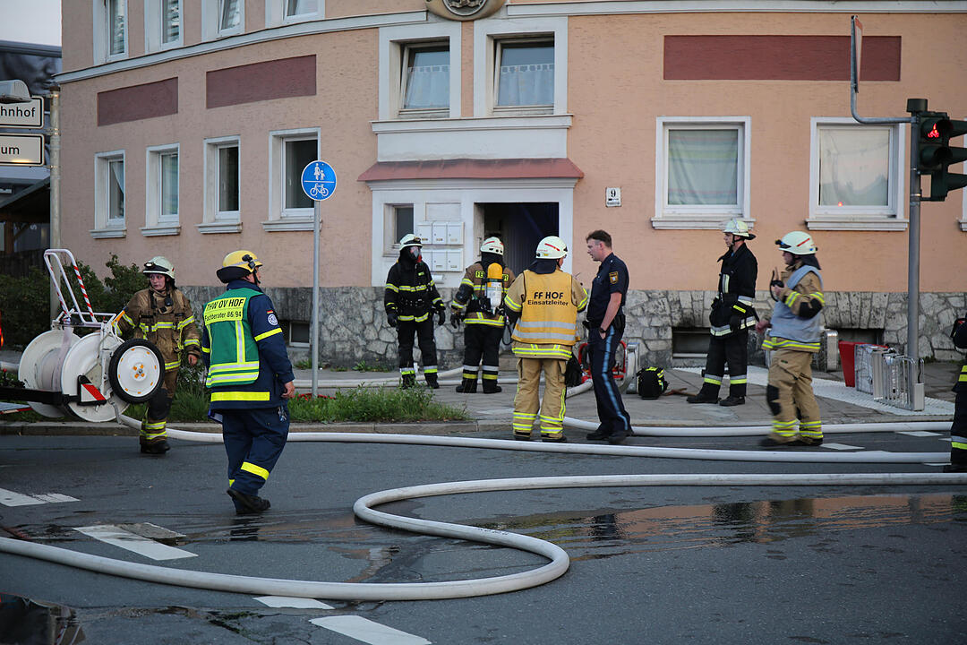 Kellerbrand breitet sich in einem Hofer Mehrfamilienhaus aus
