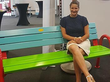 Auffällig und einheitlich werden die 22 Mitfahrbänke sein, die demnächst in elf der 14 ILE-Kommunen aufgestellt werden. Annabelle Ohla hat sie schon mal getestet.Klaus Klascha