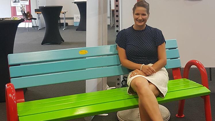 Auffällig und einheitlich werden die 22 Mitfahrbänke sein, die demnächst in elf der 14 ILE-Kommunen aufgestellt werden. Annabelle Ohla hat sie schon mal getestet.Klaus Klascha