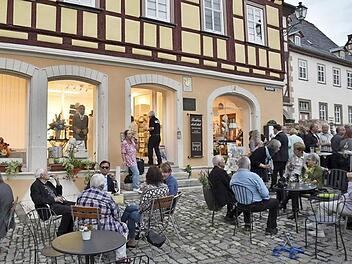 Neues Leben ist mit der Ladeneröffnung im großen Briegelhaus in Königsberg am Marktplatz eingekehrt. Foto: Gerold Snater