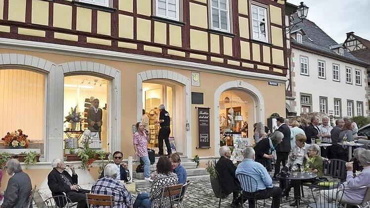 Neues Leben ist mit der Ladeneröffnung im großen Briegelhaus in Königsberg am Marktplatz eingekehrt. Foto: Gerold Snater