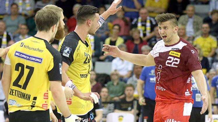 Ein Topspiel mit vielen Emotionen: Hier sagen sich Coburgs Marcel Timm (Mitte) und Essens Dennis Szczesny die Meinung. Timo Geldner