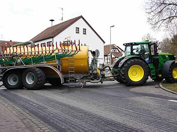 Am Gülleanhänger war eine Achse gebrochen.    Foto: Richard Sänger