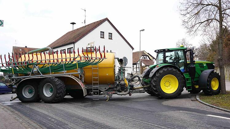 Am Gülleanhänger war eine Achse gebrochen.    Foto: Richard Sänger