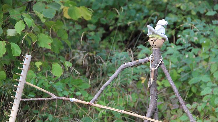 Er kümmert sich gerade um die Grünanlage: der kleine Mann mit dem großen Holzrechen.