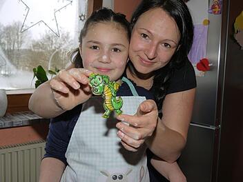 Ein bisschen Gelb, ein bisschen Grün - und fertig  haben Sophia und Isabell   Treusch das "Löschi"-Plätzchen.