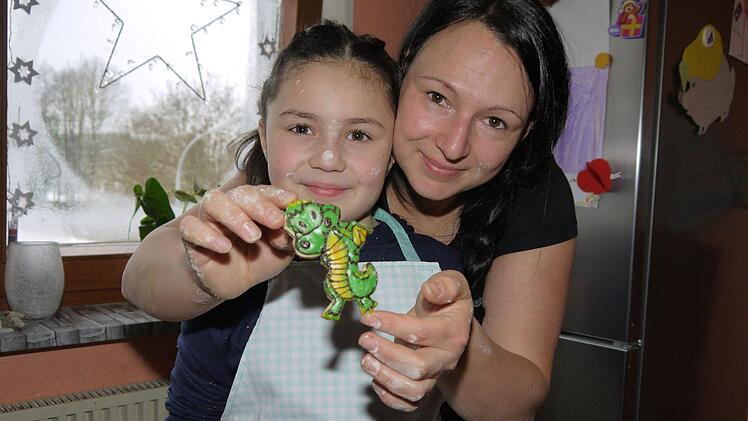 Ein bisschen Gelb, ein bisschen Grün - und fertig  haben Sophia und Isabell   Treusch das "Löschi"-Plätzchen.