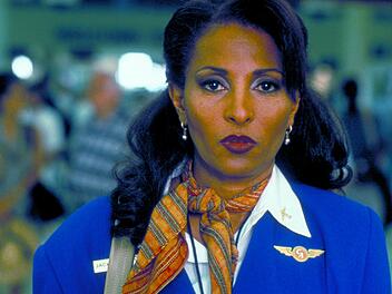 Jackie Brown (Pam Grier) spielt Polizei und Gangster gegeneinander aus. Ein gefährlicher Plan, der ihr entweder eine halbe Million einbringt oder ... den Tod.