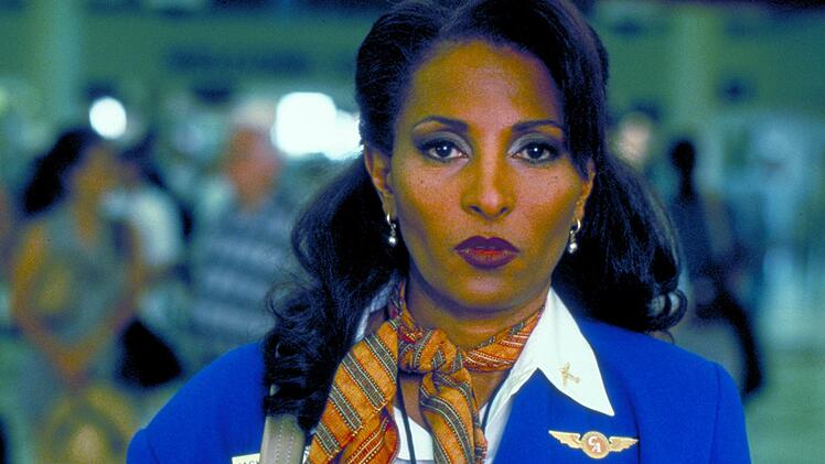 Jackie Brown (Pam Grier) spielt Polizei und Gangster gegeneinander aus. Ein gefährlicher Plan, der ihr entweder eine halbe Million einbringt oder ... den Tod.