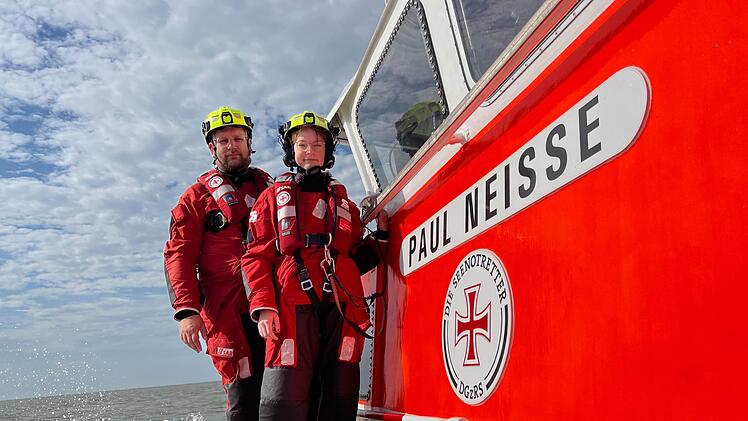 Matthias ist seit zwölf Jahren Seenotretter. Mittlerweile ist auch seine 16-jährige Tochter Smilla mit auf dem Boot.