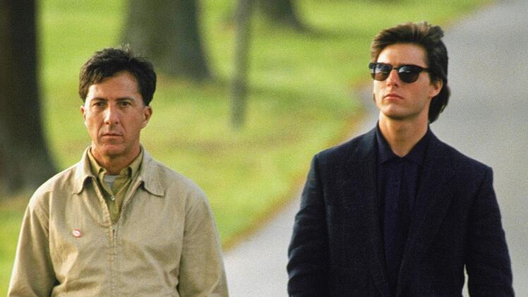 Um an das Erbe der Eltern zu kommen, entf&uuml;hrt Charlie (Tom Cruise, rechts) seinen autistischen Bruder Raymond (Dustin Hoffman) aus dem Heim.