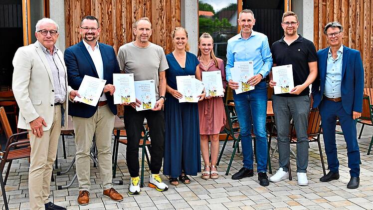 Bei einem Ortstermin am neuen Dorfgemeinschaftshaus in Alladorf trafen sich Vertreter des Amtes f&uuml;r L&auml;ndliche Entwicklung des Landkreises Kulmbach und des Marktes Thurnau, um Bilanz &uuml;ber die Arbeit des Amtes zu ziehen.  Stephan Herbert Fuchs
