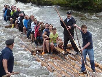 Trotz der nasshalten Witterung wagten sich 300 Gäste auf die Flöße.