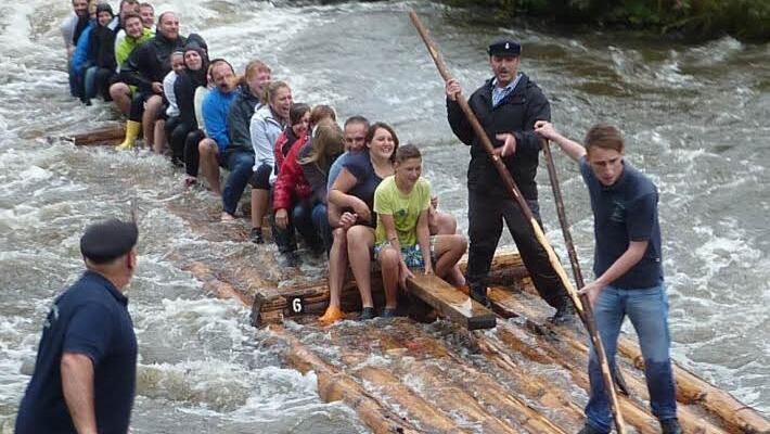 Trotz der nasshalten Witterung wagten sich 300 Gäste auf die Flöße.