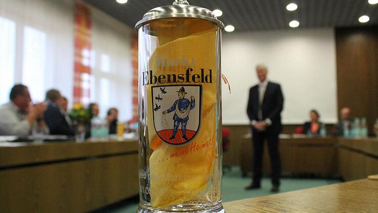 Zum Abschied gab es freundliche Worte und einen Bierkrug für die Marktsgemeinderäte.
