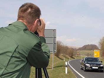 Blitzmarathon 2015: Reinhard Kuklinski von der Polizeiinspektion Bad Brückenau steht mit der Laserpistole bei Wildflecken. Foto: Ulrike Müller