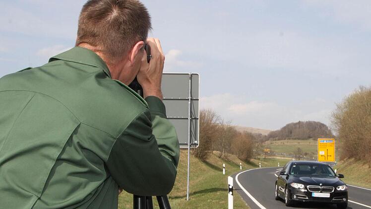 Blitzmarathon 2015: Reinhard Kuklinski von der Polizeiinspektion Bad Brückenau steht mit der Laserpistole bei Wildflecken. Foto: Ulrike Müller