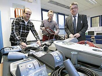 Mathias Seitz, Reinhold Postler und Reinhold Müller (von links) haben acht Varianten von LED-Lampen zur Ansicht bestellt.  Fotos: Josef Hofbauer