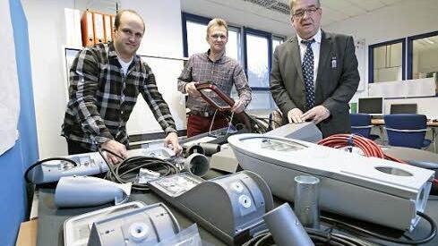 Mathias Seitz, Reinhold Postler und Reinhold Müller (von links) haben acht Varianten von LED-Lampen zur Ansicht bestellt.  Fotos: Josef Hofbauer