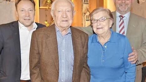 90. Geburtstag feierte Herbert Th&uuml;bel (Zweiter von links) in Wei&szlig;enbrunn. Mit im Bild (von links) Sohn Florian Th&uuml;bel, Alma Hohlbeck und B&uuml;rgermeister Egon Herrmann  Foto: Karl-Heinz Hofmann