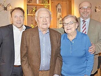 90. Geburtstag feierte Herbert Thübel (Zweiter von links) in Weißenbrunn. Mit im Bild (von links) Sohn Florian Thübel, Alma Hohlbeck und Bürgermeister Egon Herrmann  Foto: Karl-Heinz Hofmann