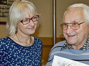 Alois Antlitz wurde von der Vorsitzenden Monika Ziegler für 65-jährige Vereinstreue als passives Mitglied geehrt.