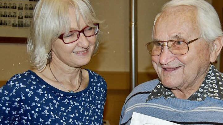 Alois Antlitz wurde von der Vorsitzenden Monika Ziegler für 65-jährige Vereinstreue als passives Mitglied geehrt.