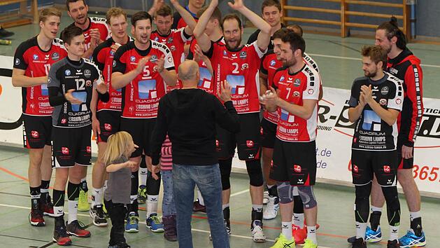 Ob die Spieler der Oshino Volleys nun ihren Trainer Milan Maric (mit dem R&uuml;cken zur Kamera) feiern oder sich selbst nach einem &uuml;berragenden Sieg &uuml;ber die TGM Mainz-Gonsenheim zum Abschluss eines glanzvollen Jahres - sie tun es mit Recht, denn 2016 haben sie insgesamt nur zwei Pflichtspiele verloren.