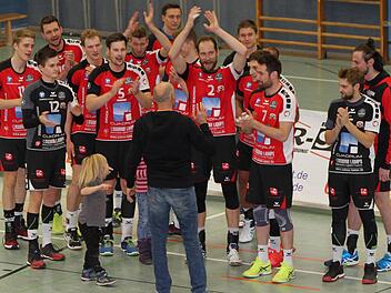 Ob die Spieler der Oshino Volleys nun ihren Trainer Milan Maric (mit dem Rücken zur Kamera) feiern oder sich selbst nach einem überragenden Sieg über die TGM Mainz-Gonsenheim zum Abschluss eines glanzvollen Jahres - sie tun es mit Recht, denn 2016 haben sie insgesamt nur zwei Pflichtspiele verloren.