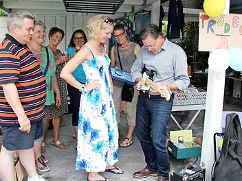 Bürgermeister Karsten Fischkal ertrödelt eine E-Gitarre. Foto: J. Blum