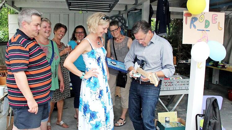 Bürgermeister Karsten Fischkal ertrödelt eine E-Gitarre. Foto: J. Blum