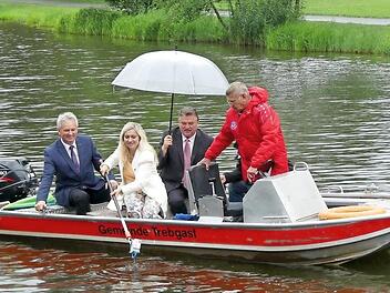 Die Staatsministerin entnahm eigenh&auml;ndig eine Wasserprobe aus dem Badesee. B&uuml;rgermeister Werner Diersch, Landrat Klaus Peter S&ouml;llner, Joachim Stei&szlig; vom Gesundheitsamt (verdeckt) und Bademeister Manfred Reitmeier beobachten die Situation. Foto: Dieter H&uuml;bner