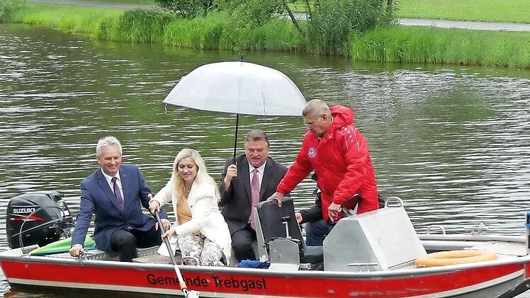 Die Staatsministerin entnahm eigenh&auml;ndig eine Wasserprobe aus dem Badesee. B&uuml;rgermeister Werner Diersch, Landrat Klaus Peter S&ouml;llner, Joachim Stei&szlig; vom Gesundheitsamt (verdeckt) und Bademeister Manfred Reitmeier beobachten die Situation. Foto: Dieter H&uuml;bner
