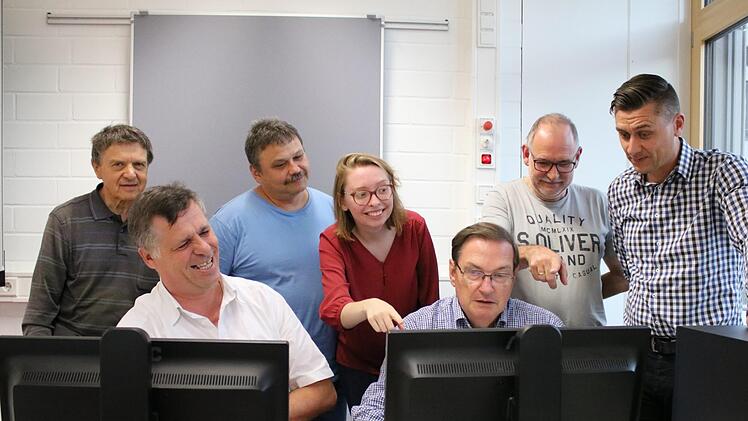 Das Dozententeam des Knetzgauer Computerkurses freut sich schon auf den Start am kommenden Mittwoch im sanierten Informatikraum der Dreiberg-Schule (von links): Werner Burger, Klaus Riegler, Hubert Schwab, Anna Dingler, Manfred Glass, Michael Dingler und Thomas Zettelmeier. Der Kurs ist kostenlos und kann ohne Voranmeldung besucht werden. Fotos: Johanna Eckert