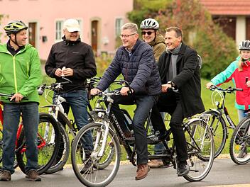 Bürgermeister Wolfgang Möhrlein und Pfarrer Marianus Schramm waren mit dem Tandem unterwegs. Fotos: Andrea Spörlein