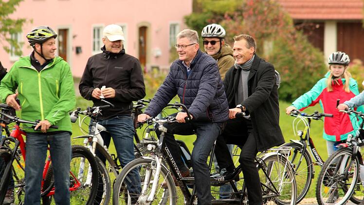Bürgermeister Wolfgang Möhrlein und Pfarrer Marianus Schramm waren mit dem Tandem unterwegs. Fotos: Andrea Spörlein
