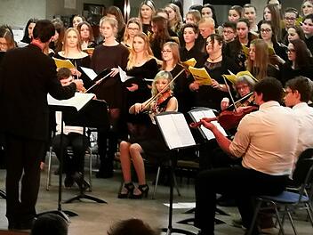 Bestens eingestimmt auf das Weihnachtsfest wurden die Zuhörer in der Aula des Gymnasiums.Johanna Blum