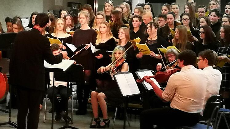 Bestens eingestimmt auf das Weihnachtsfest wurden die Zuhörer in der Aula des Gymnasiums.Johanna Blum