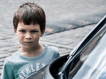 Ein Junge hat im hessischen Eschwege sein Kinderzimmer aufger&auml;umt - und dabei etliche Gegenst&auml;nde einfach aus dem Fenster geworfen. Darunter parkten Autos, der Schaden ist hoch. Symbolbild: pixabay.com / iAMyouWERE