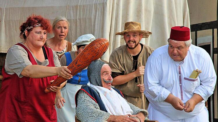 Vor den Zahnziehen verpasst Josephine (Inge Hochhaus) dem Ritter (Dieter Villhauer) eine teure Knüppel-Narkose. Den Zahn zieht hinterher ihr Mann, der Medicus (Wolfgang Rützel). Dieter Britz