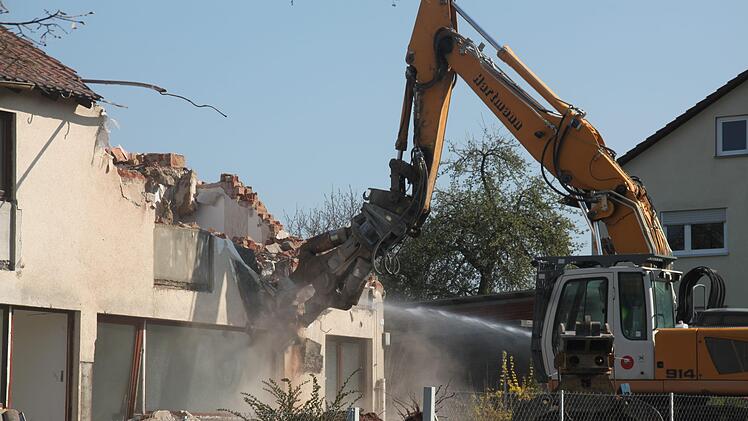 In Haard wird das ehemalige Lehrerwohnhaus abgerissen. Hier sollen g&uuml;nstige Mietwohnungen gebaut werden. Foto: Kerstin V&auml;th
