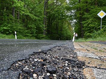 Die Staatsstraße zwischen Walsdorf und Schönbrunn steht insbesondere  im Bereich bei Steinsdorf in der Kritik. Foto: Ronald Rinklef
