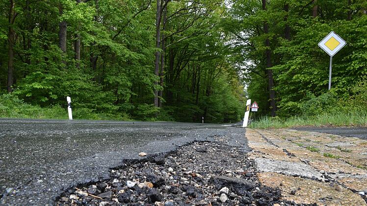 Die Staatsstraße zwischen Walsdorf und Schönbrunn steht insbesondere  im Bereich bei Steinsdorf in der Kritik. Foto: Ronald Rinklef