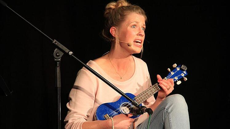 Bei ihrem Auftritt im Lichtenfelser Stadtschloss plauderte die Pädagogin und Kabarettistin Christine Eixenberger aus dem pädagogischen Nähkästchen.  Foto: Gerda Völk