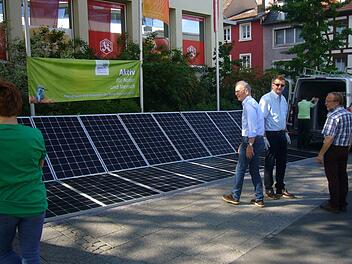 Mehrere Meter Solarpanelen baute die Kreisgruppe des Bund Naturschutz  für ihre Aktion in der Fußgängerzone in Bad Kissingen  auf. Klaus Gerner